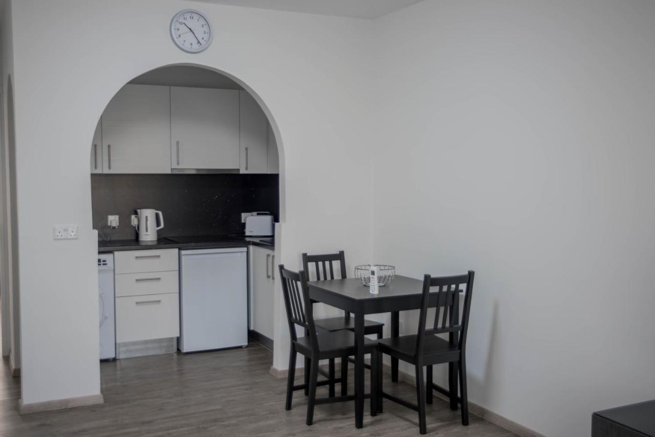 Modern Apartment Not Far From The Beach Paphos Esterno foto